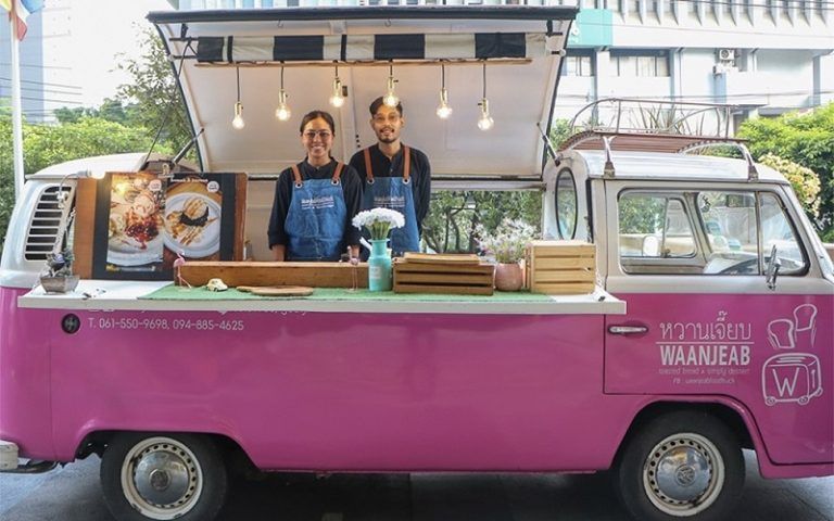 Thailandia, sfilata di 200 food truck per il nuovo record mondiale